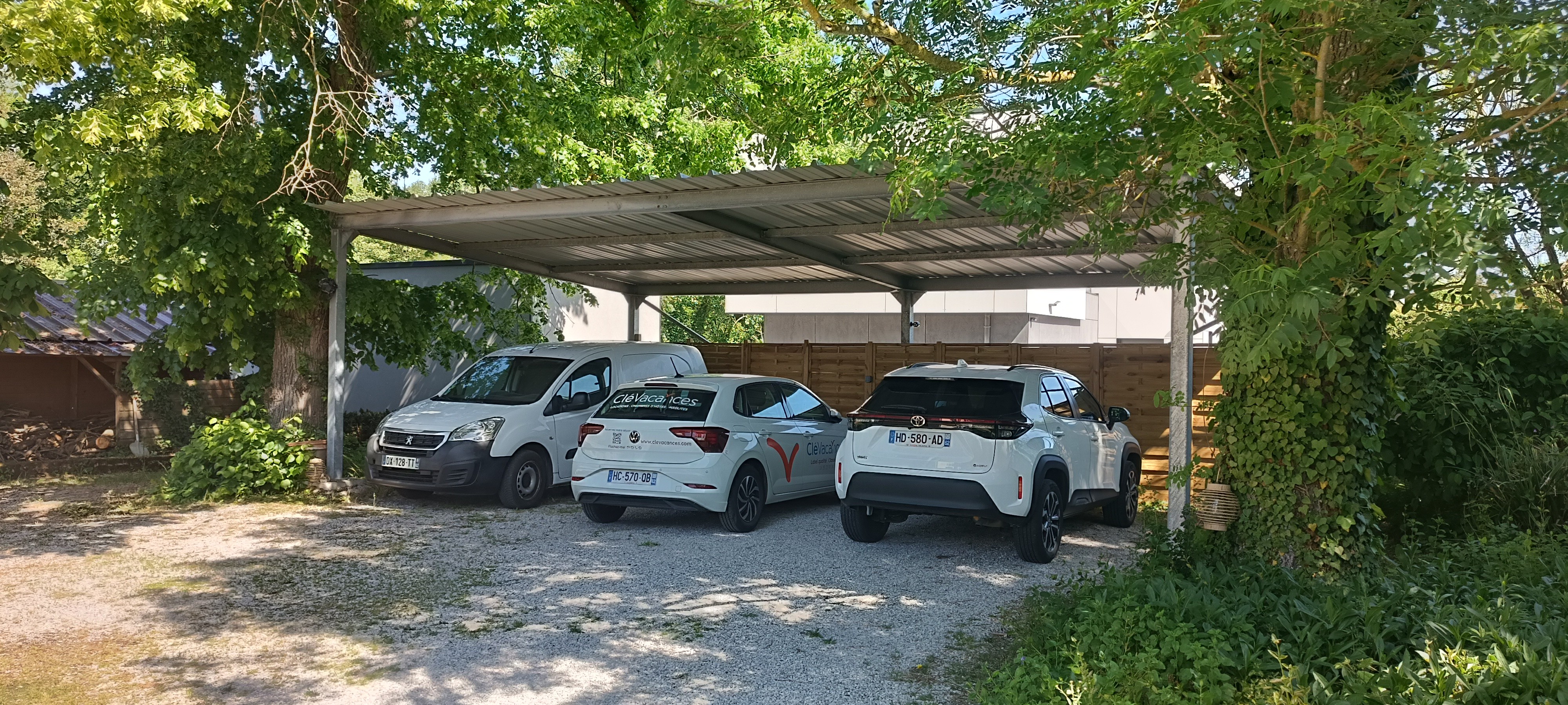 Carport Guest house Retour du lac Ardres