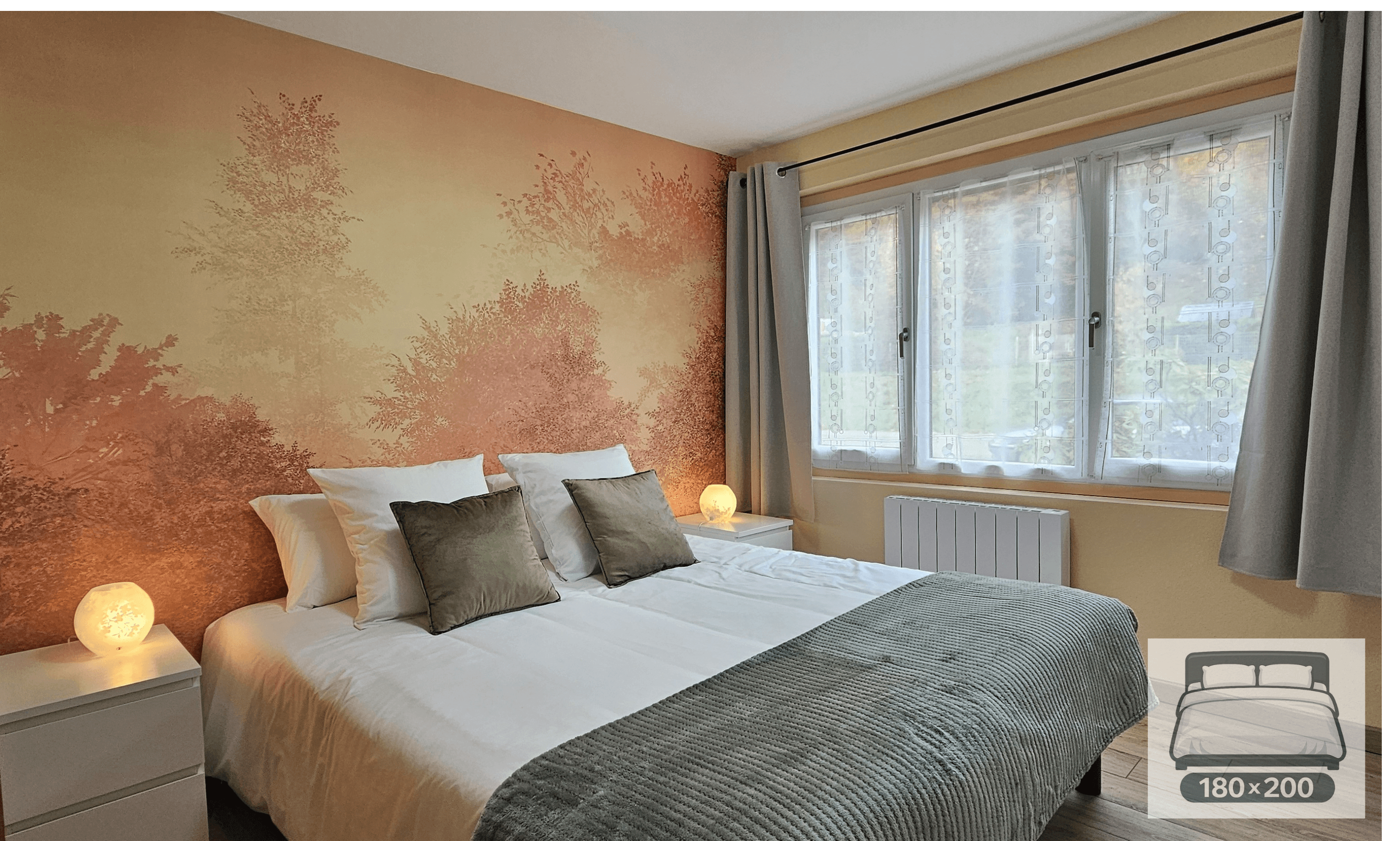 La chambre avec un lit de taille 180 x 200 qui peut être séparé en 2 lit 90 x 200