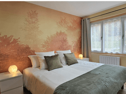La chambre avec un lit de taille 180 x 200 qui peut être séparé en 2 lit 90 x 200