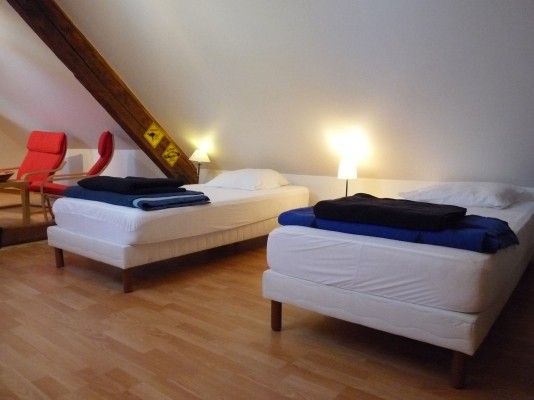 le grand espace dans les combles avec 2 lits de 90cm