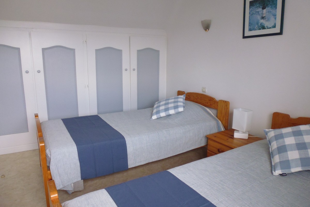 chambre avec deux lits de 90cm