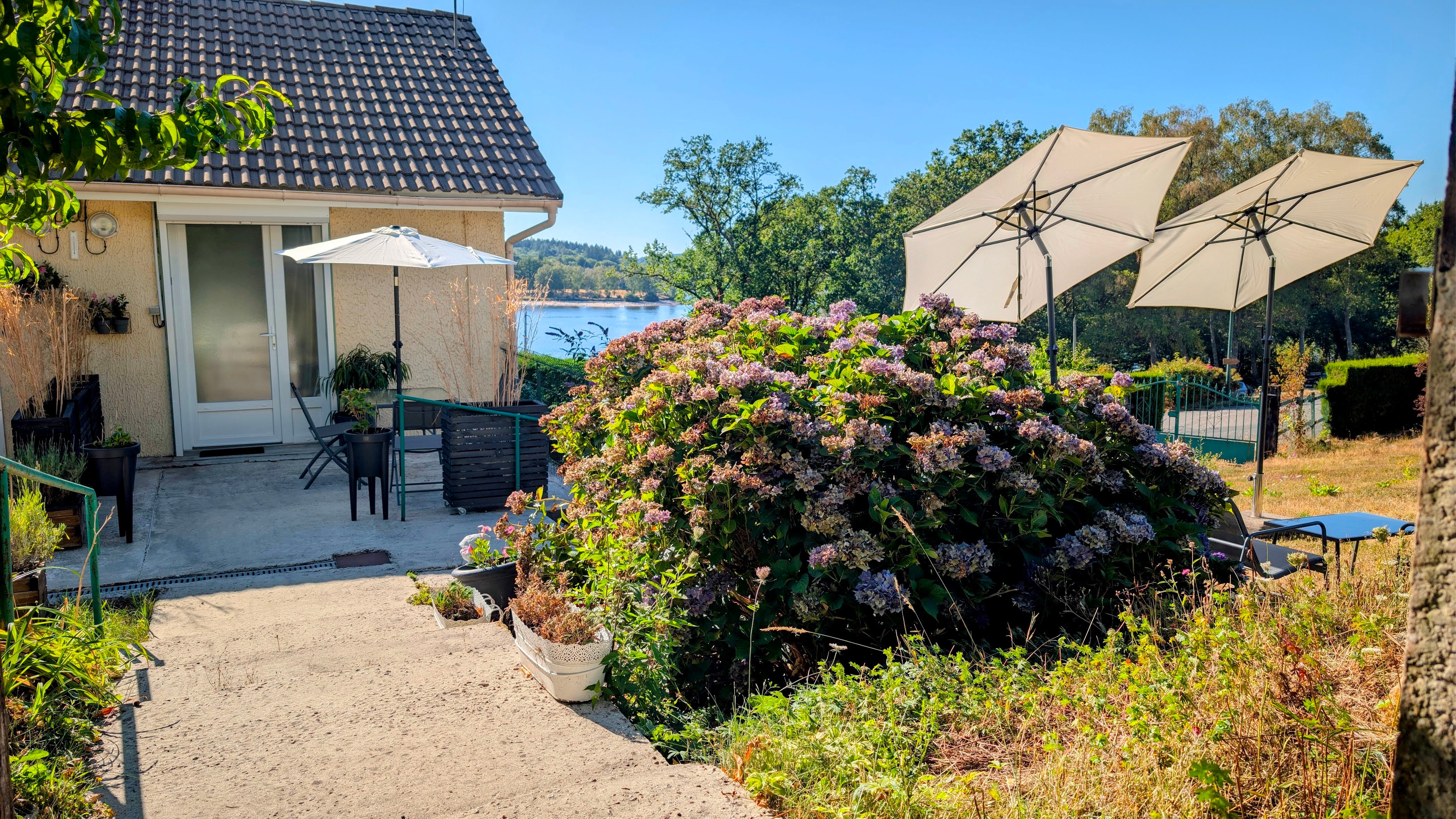 Le Nid – Holiday cottage, sleeps 3, Beaumont-du-Lac, Haute-Vienne: On the shores of Lake Vassivière