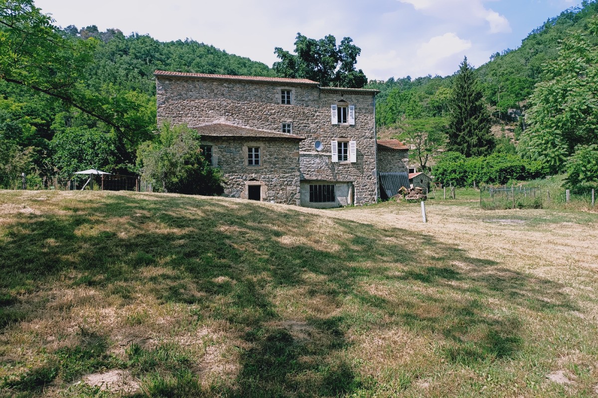 Gîte vue de derrière.