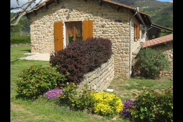 Maison en pierre au coeur d'un espace naturel
