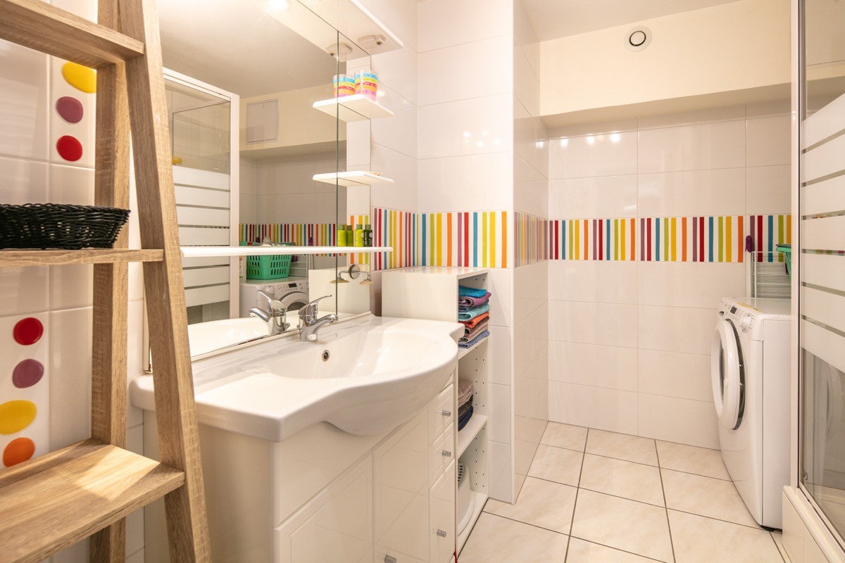 salle de douche avec lave/sèche linge