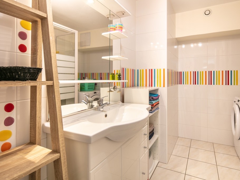 salle de douche avec lave/sèche linge