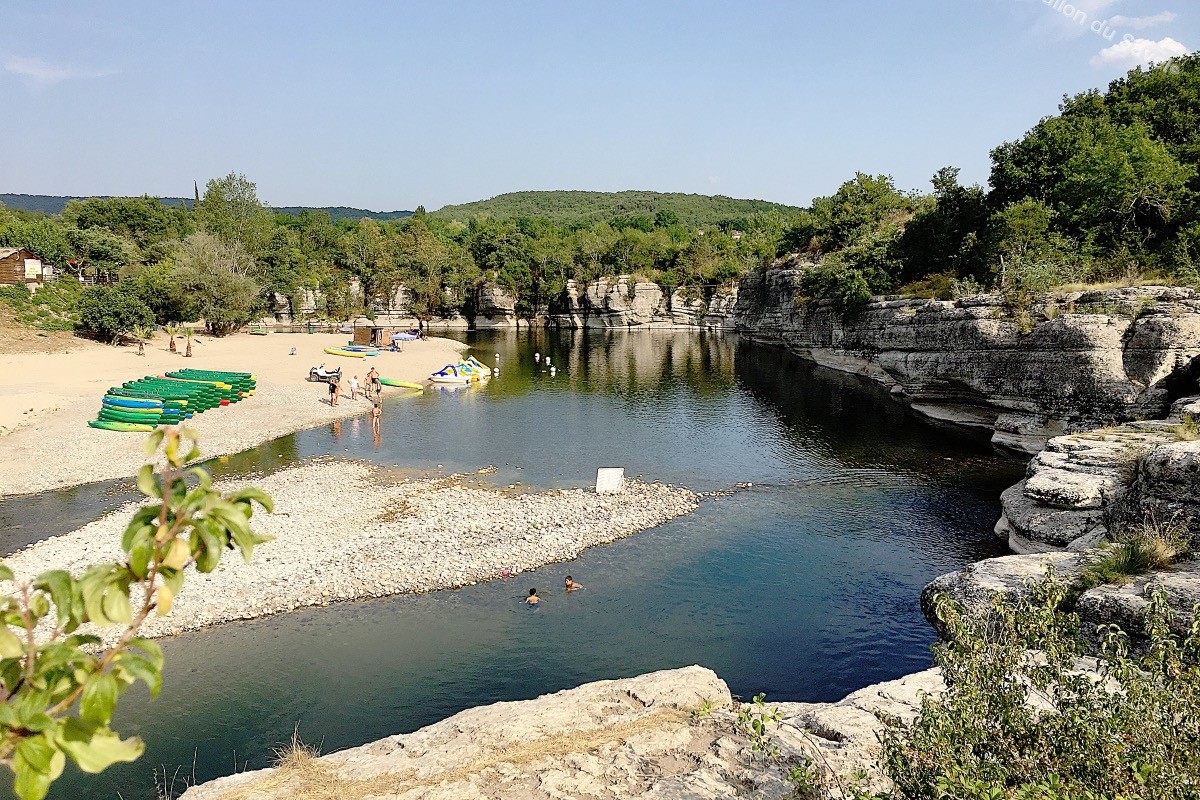 Le Gîte "Le Vallon du Savel" est à 10 minutes à pied du Parc de Loisirs "Isla Cool Douce" avec la plus belle plage naturelle d'Ardèche. Sur l'autre rive, vous pouvez accéder aux rochers sur le chemin du Cirque de Gens et plonger dans la rivière.