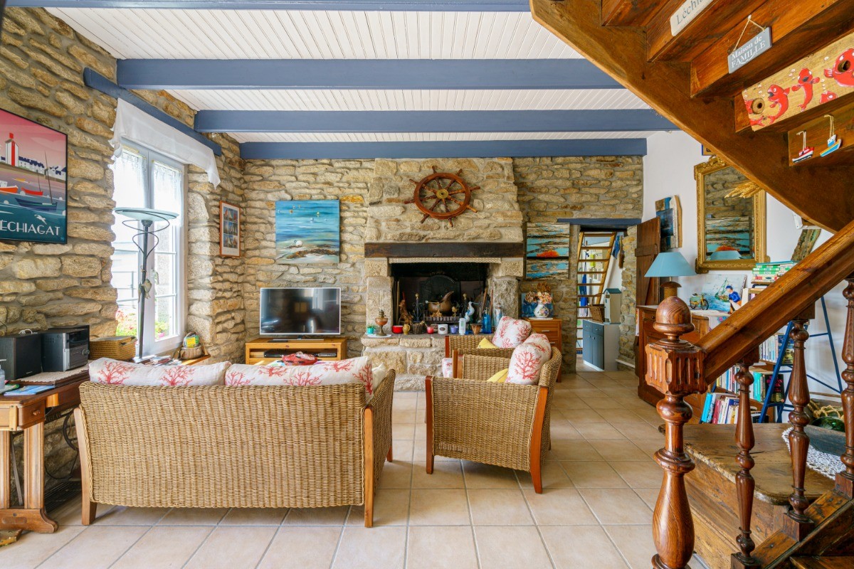 Salon avec TV, accès internet, bibliothèque