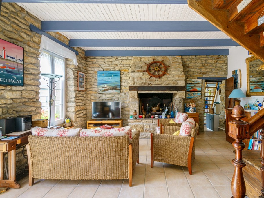 Salon avec TV, accès internet, bibliothèque