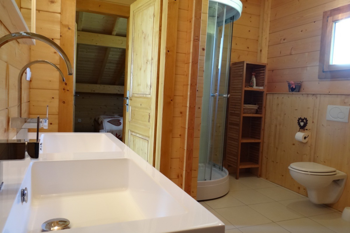 Salle de bain étage, double vasques, douche, baignoire, WC