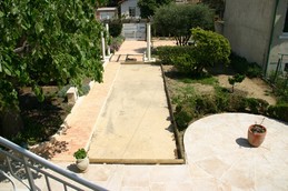 grande terrasse ombragée et jeux de boules avec les boules à disposition