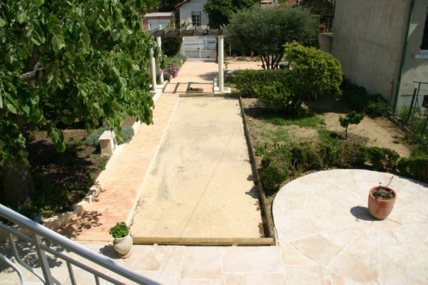 grande terrasse ombragée et jeux de boules avec les boules à disposition