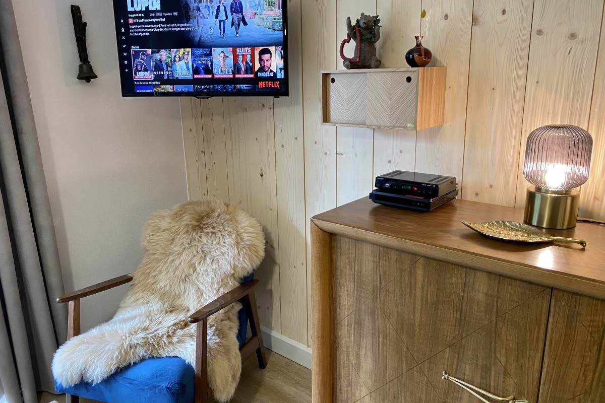 SmartTV HD avec Netflix et fauteuil, Internet Wifi haut-débit par Orange