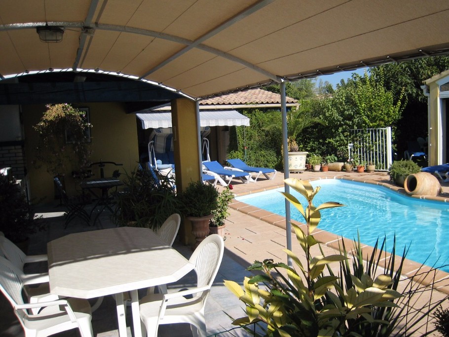 terrasse face à la piscine