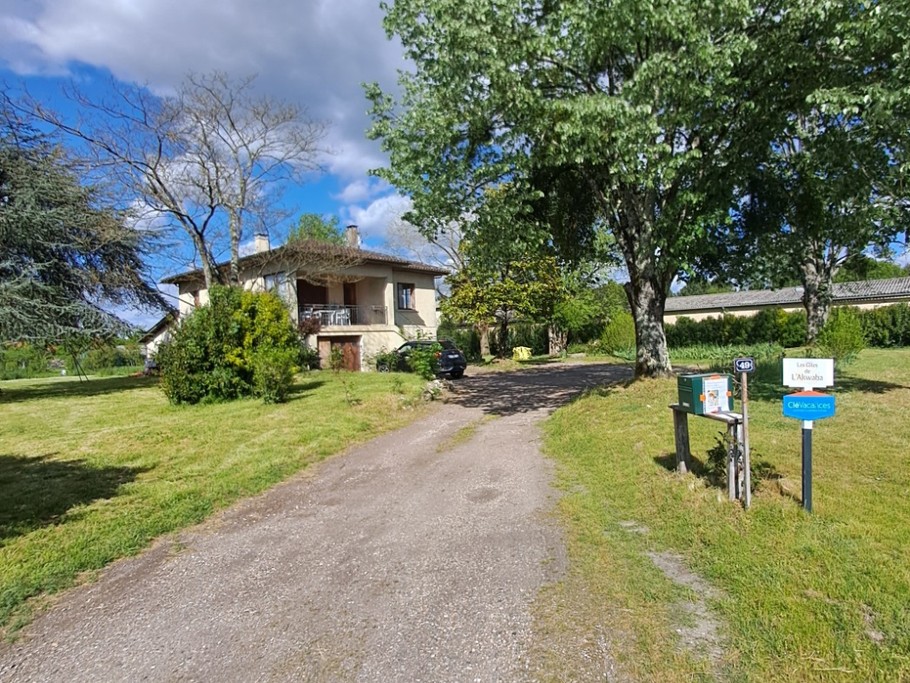 entrée au gîte et parking