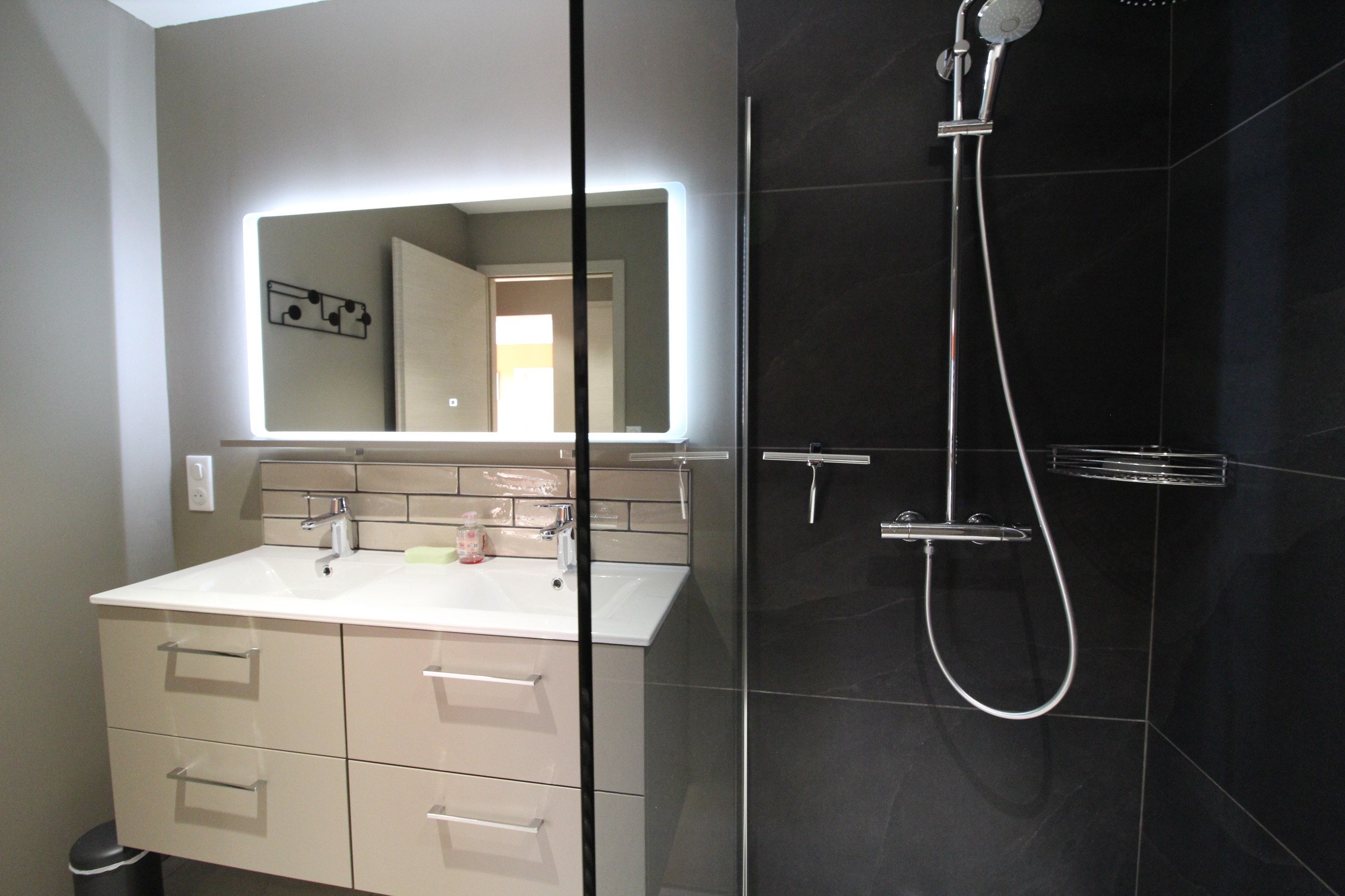 Salle d'eau avec douche italienne - Gîte Au Camp de Base à La Bresse