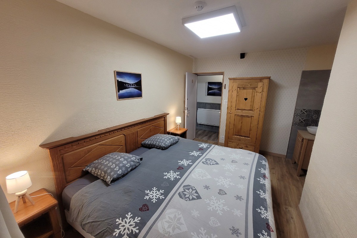 Chambre 1, Lit king size - Gite PRIVATIF La Vosgienne SPA&amp;SAUNA proche Gérardmer
