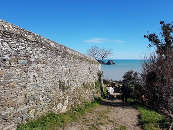 Le sentier des Douaniers (GR 34) à 3 min à pied de l'appartement la Cale