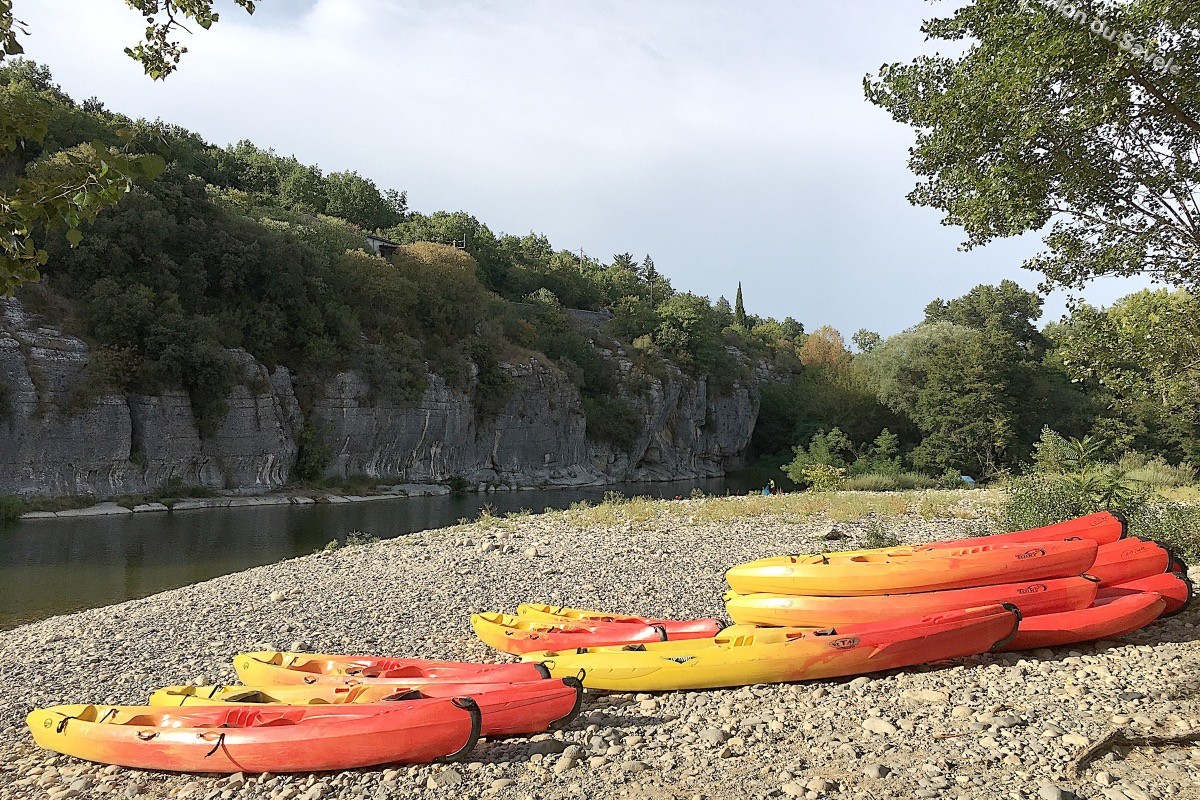 Base canoë de Pradons à moins de 300m du Vallon du Savel à pied