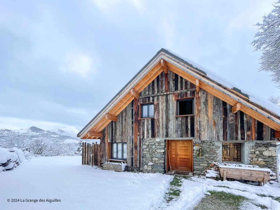 Pierres et vieux bois en façade