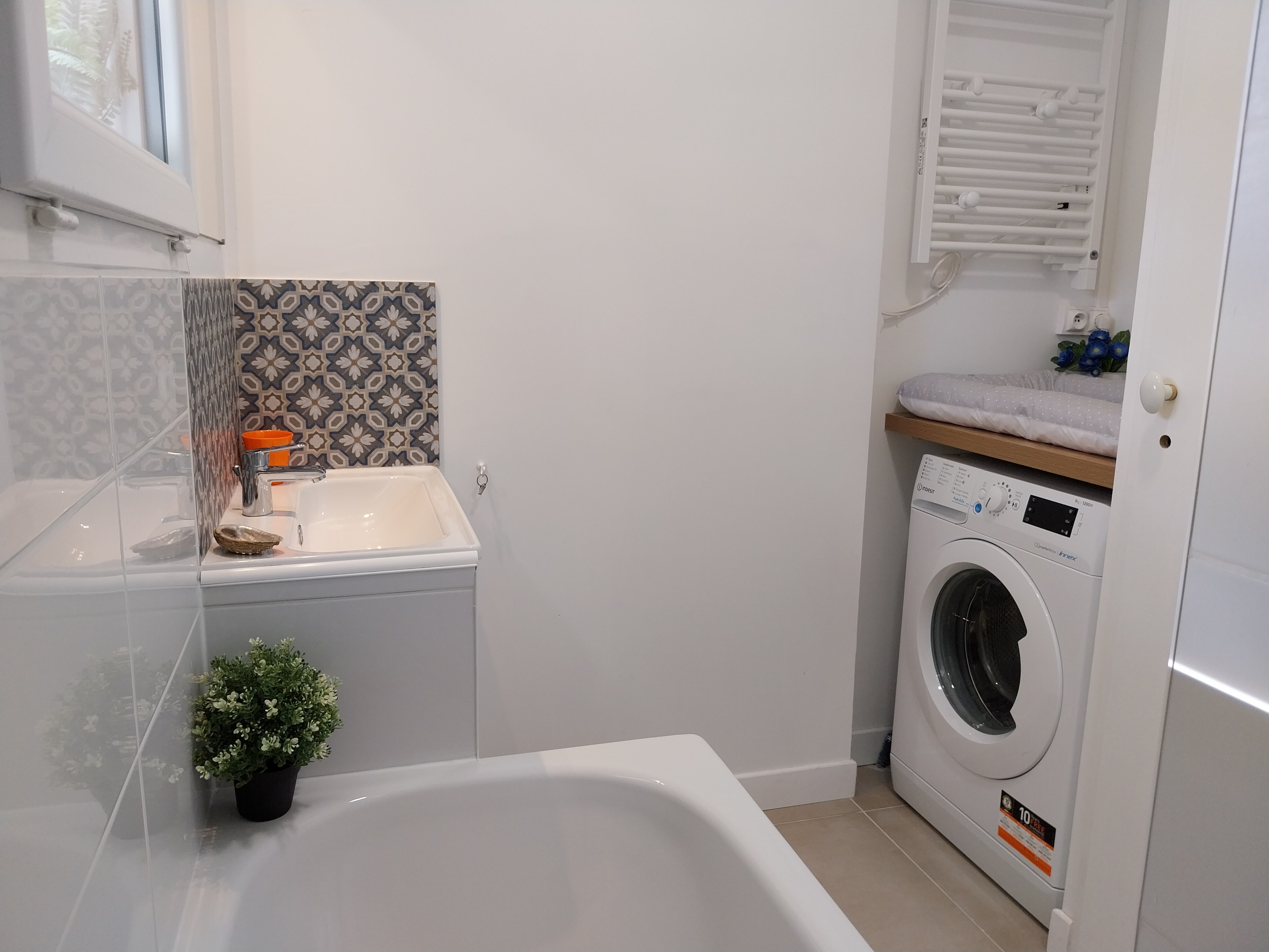 Location Gite Normandie- Le Clos de Varengeville sur Mer- location plain-pied proche Dieppe, Veules les Roses. Salles de bain avec baignoire et lave linge/ table à langer. WC indépendant à proximité.