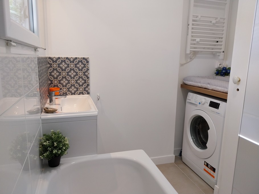 Location Gite Normandie- Le Clos de Varengeville sur Mer- location plain-pied proche Dieppe, Veules les Roses. Salles de bain avec baignoire et lave linge/ table à langer. WC indépendant à proximité.