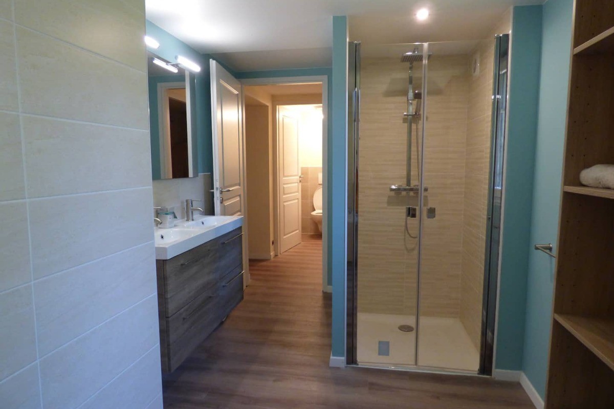 Salle de bain rdc (double vasque, douche, baignoire) et WC séparés