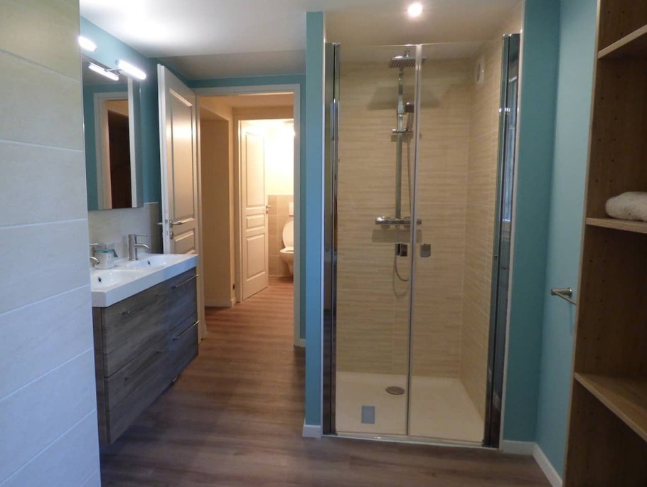 Salle de bain rdc (double vasque, douche, baignoire) et WC séparés