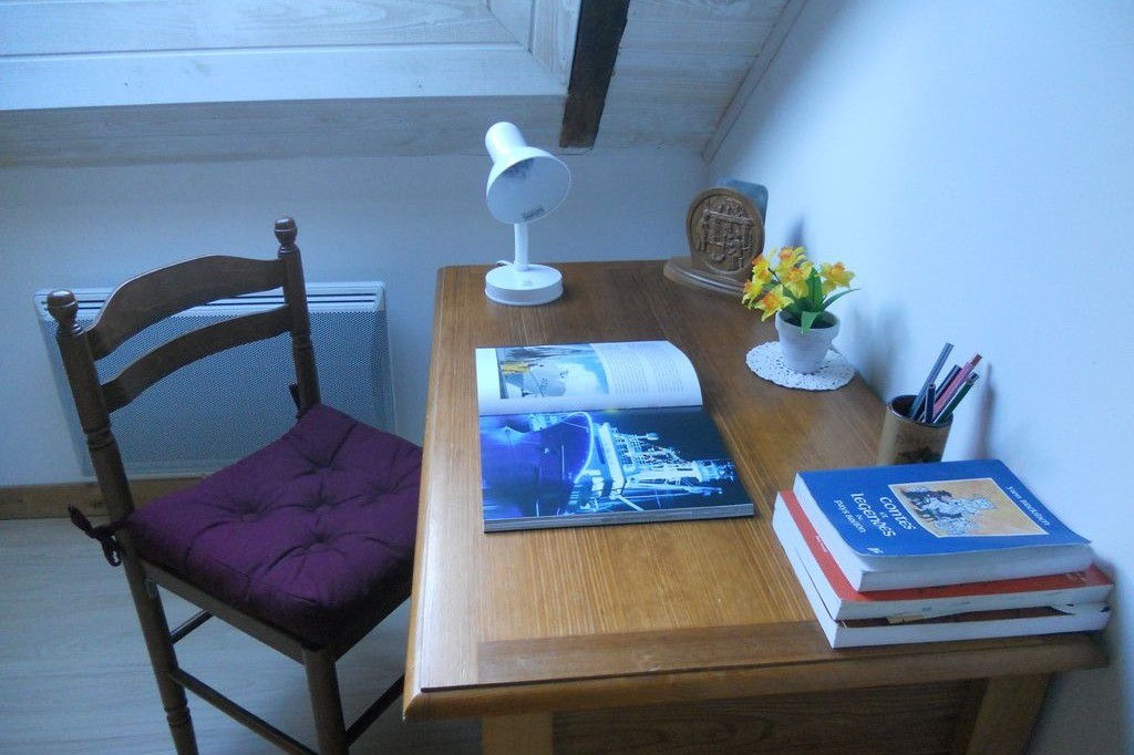 bureau dans la chambre 2