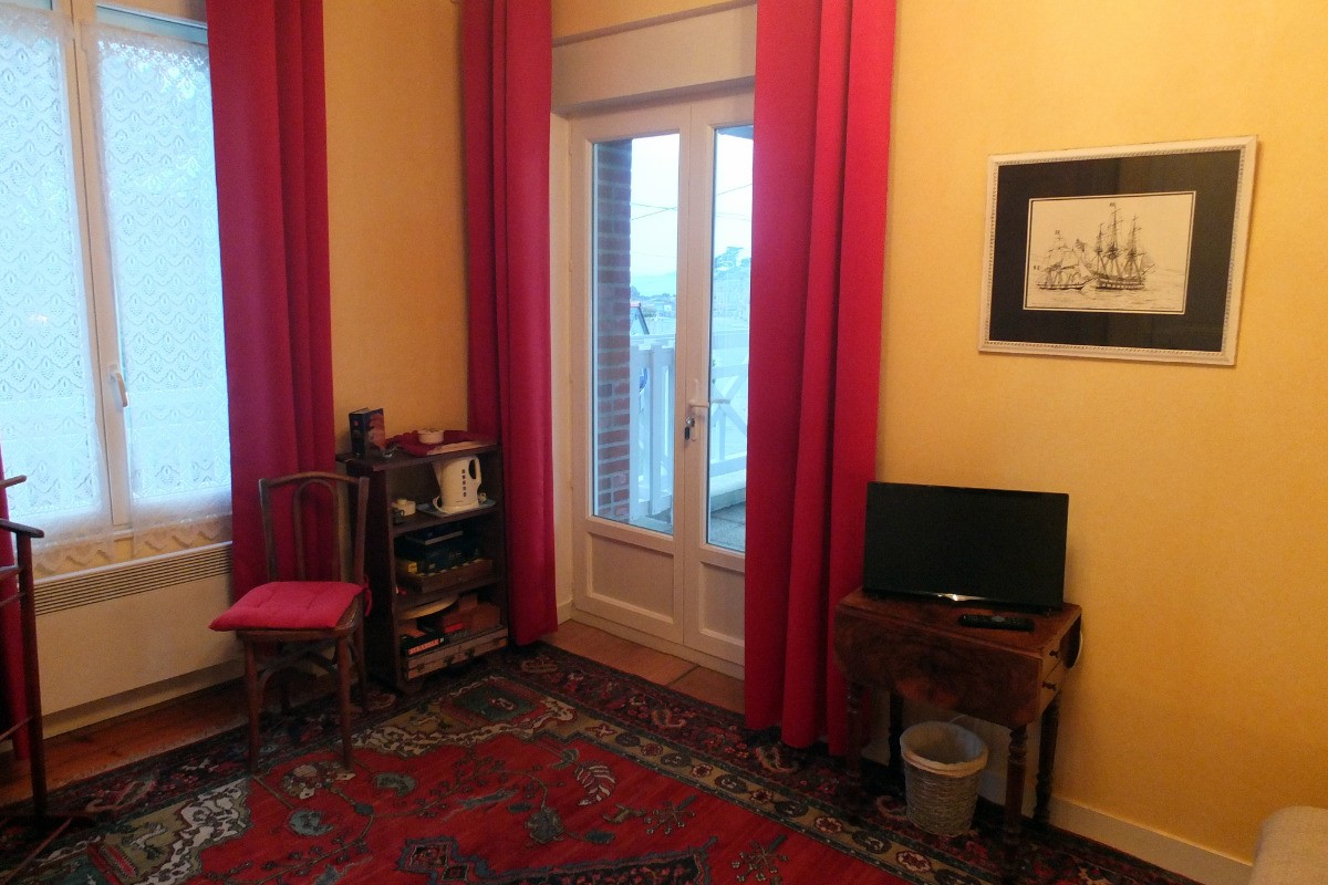 La chambre 1 au 1er étage donnant sur la terrasse couverte