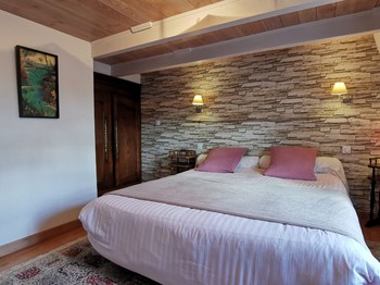 Chambre avec un lit 180