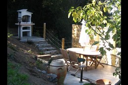 salon de jardin et barbecue