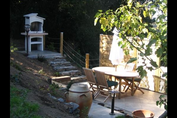 salon de jardin et barbecue