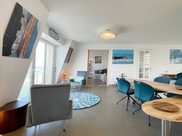 photo prise de la cuisine américaine vers le salon bibliothèque-TV