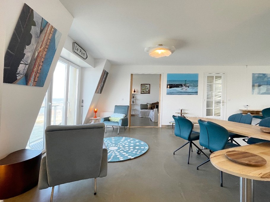 photo prise de la cuisine américaine vers le salon bibliothèque-TV