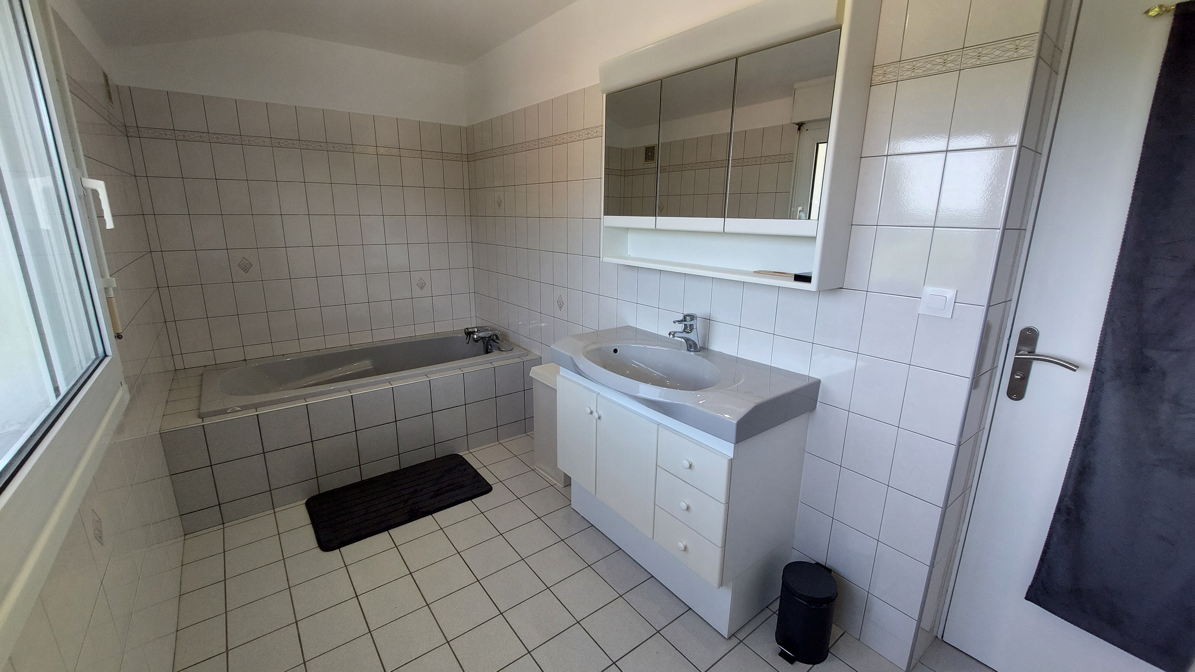 Salle de bain spacieuse du gîte Lilas dans le Cantal