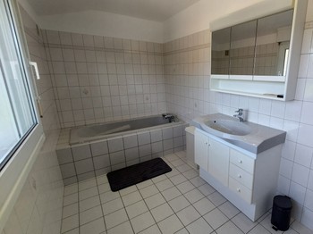 Salle de bain spacieuse du gîte Lilas dans le Cantal