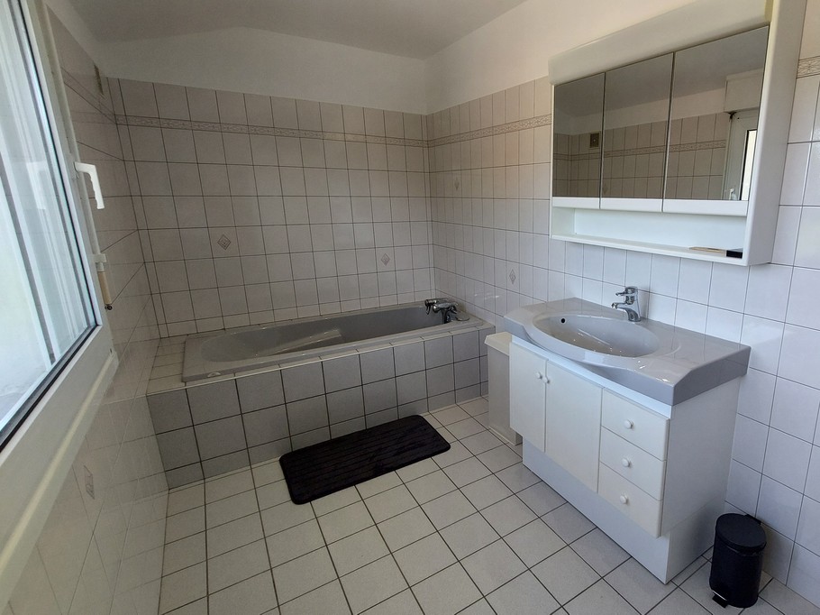 Salle de bain spacieuse du gîte Lilas dans le Cantal