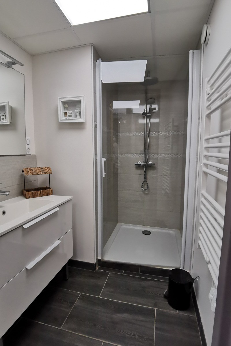 Salle d'eau dans le bloc sanitaire