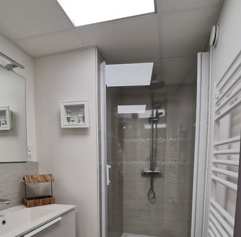 Salle d'eau dans le bloc sanitaire