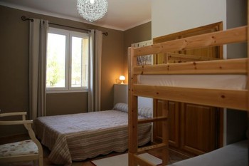Chambre 2 avec un lit en 140 et deux lits en 90 superposés