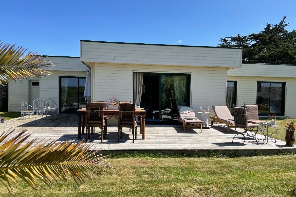 Façade de la maison avec une très grande terrasse
