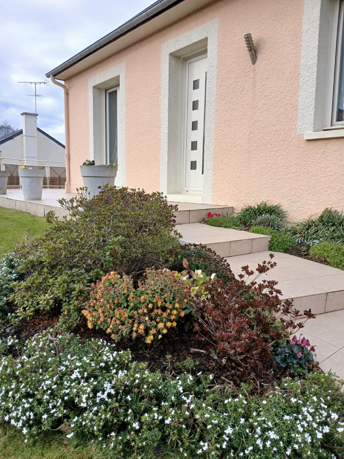 The front of the house, with a gently sloping staircase leading to the entrance. The bedrooms are upstairs, entirely dedicated to travellers.