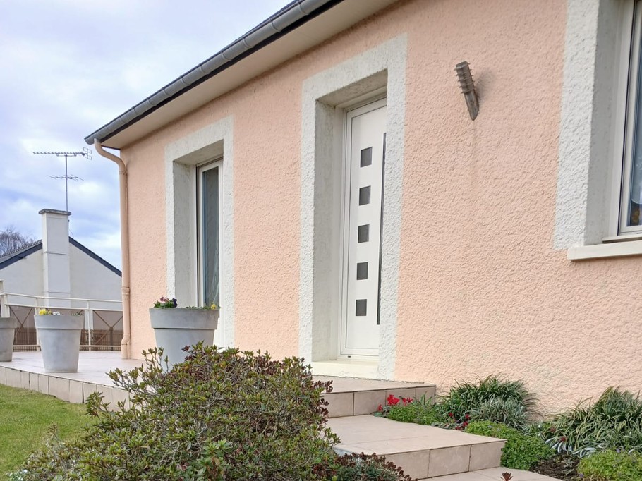 The front of the house, with a gently sloping staircase leading to the entrance. The bedrooms are upstairs, entirely dedicated to travellers.