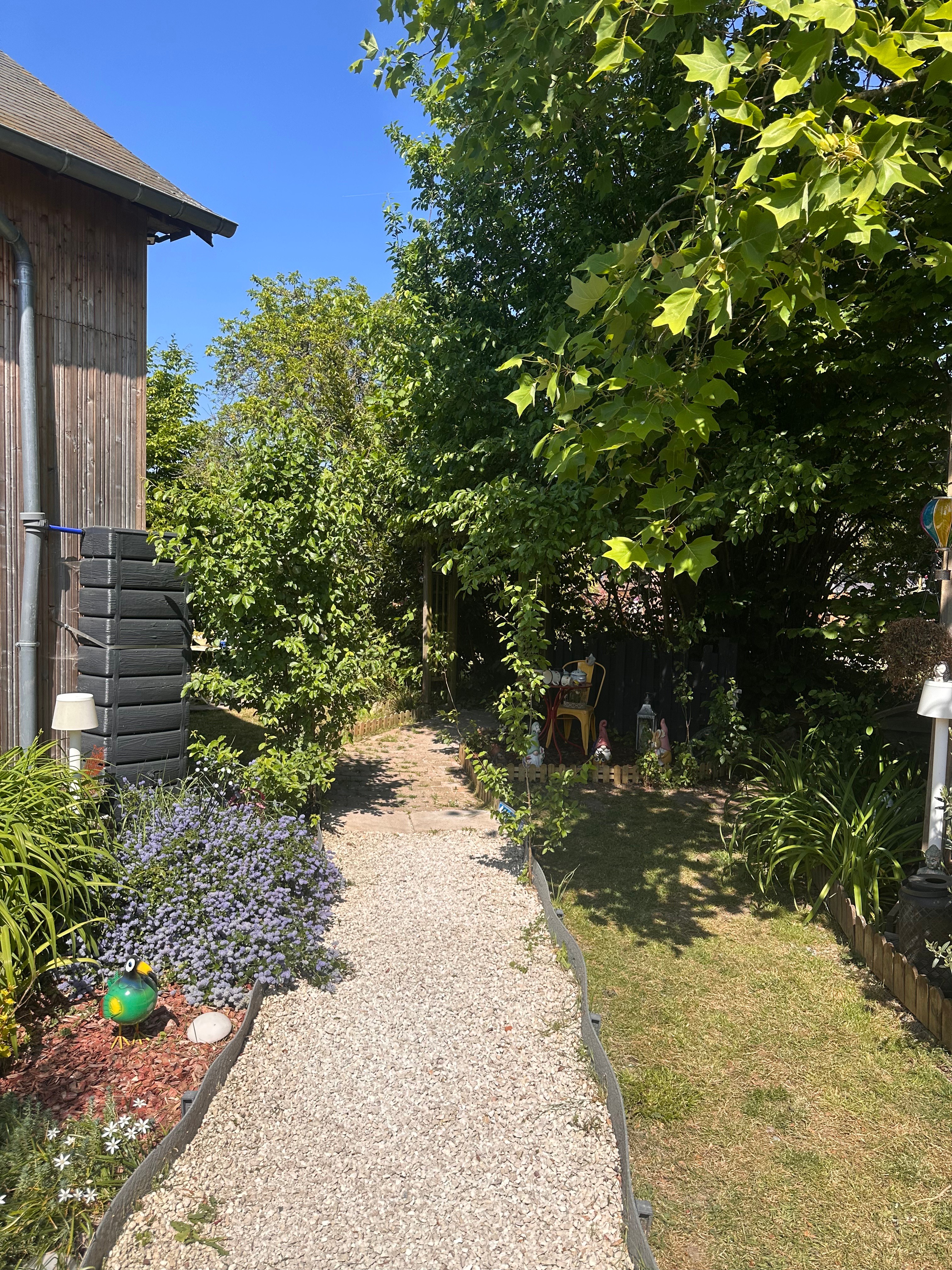 Chemin et Jardin menant au Terminusbus - Crèvecoeur le Grand - Oise - Hauts de France