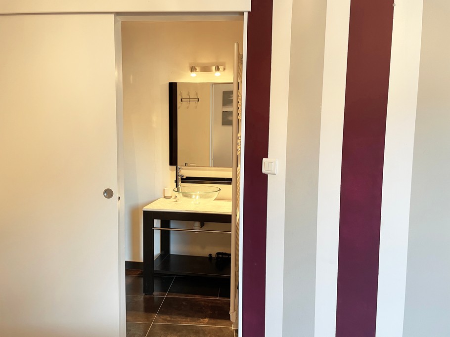 Salle de bain attenante à la chambre