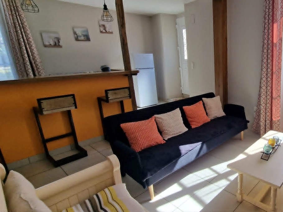 The 30 m² living room with fitted kitchen, lounge and dining area at Logis de La Passerelle in Port d'Envaux, Charente maritime.