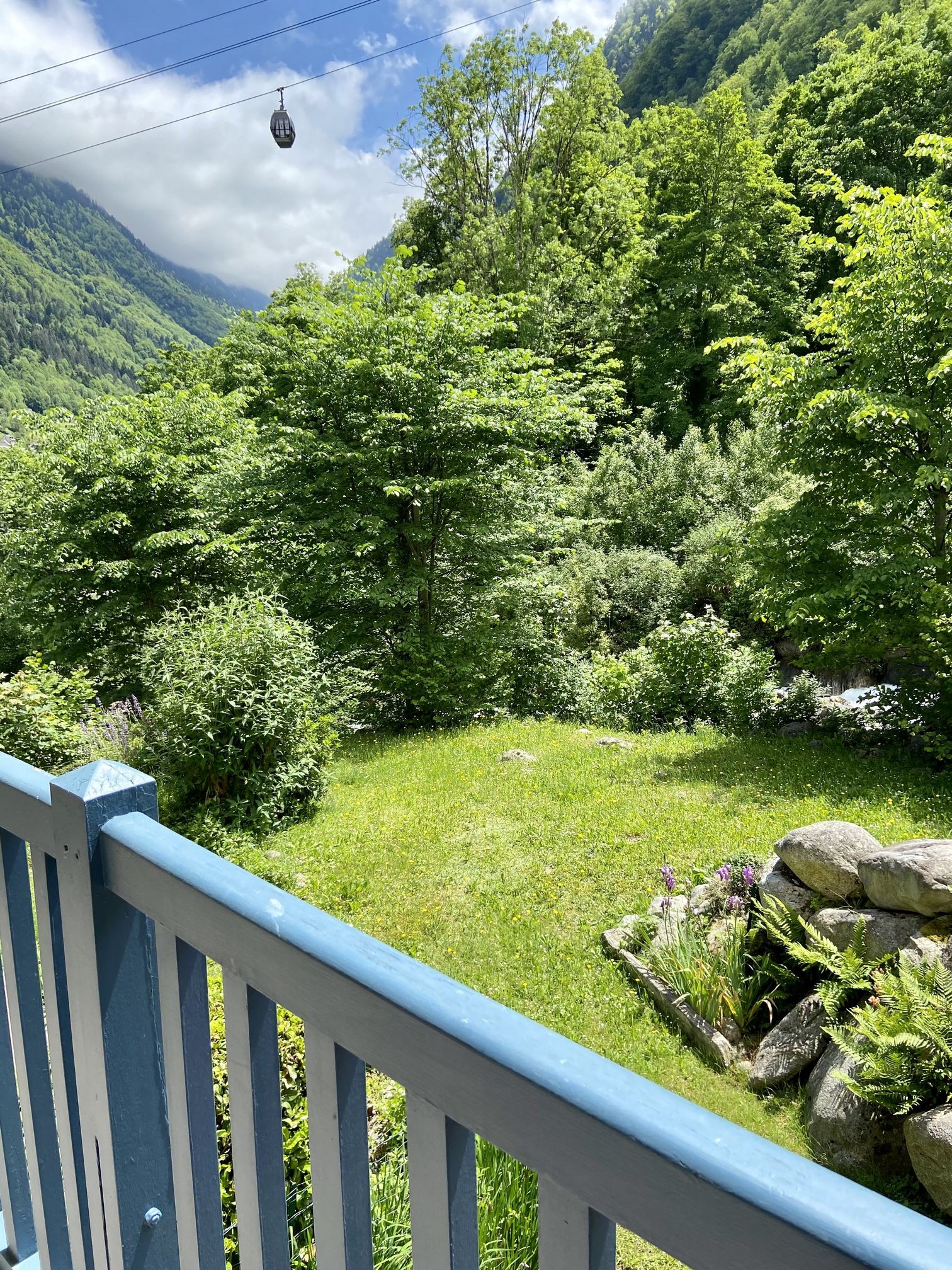 Vue de face depuis le balcon terrasse couvert