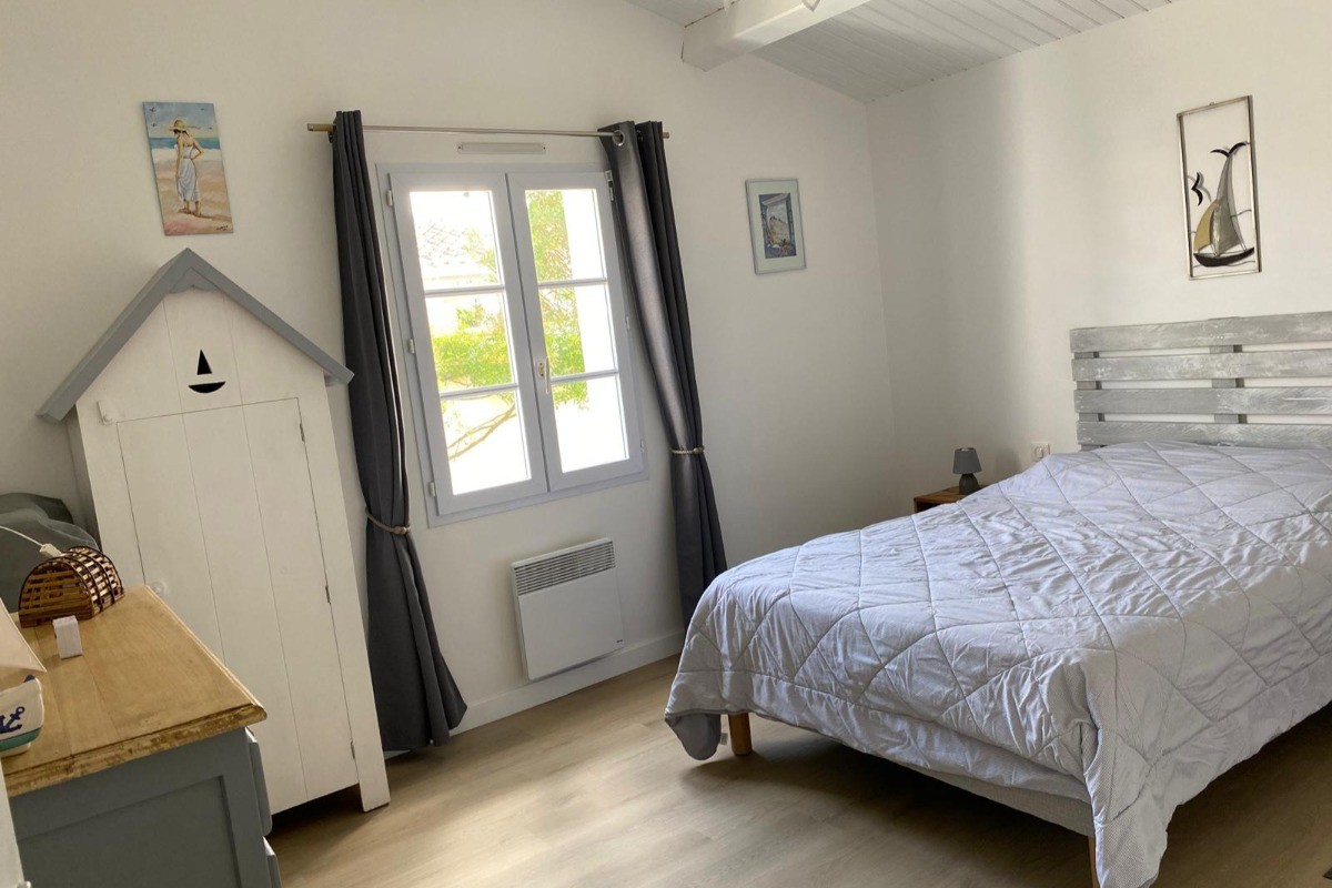 Chambre 1 avec un lit en 140