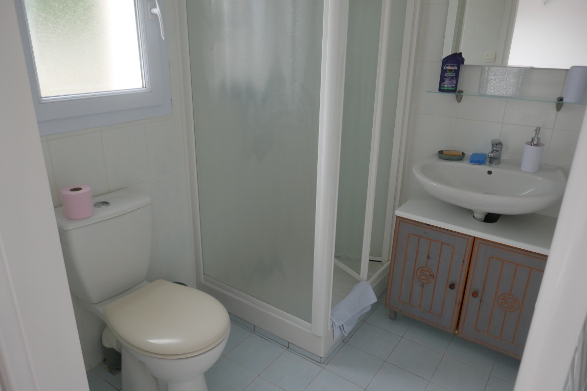 Salle d'eau attenante à la chambre